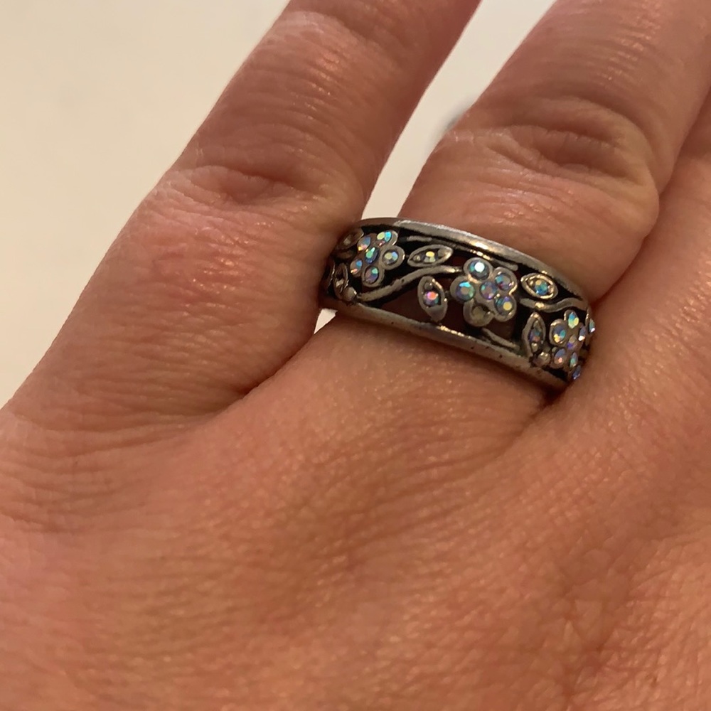 Ring with gunmetal finish and flowers